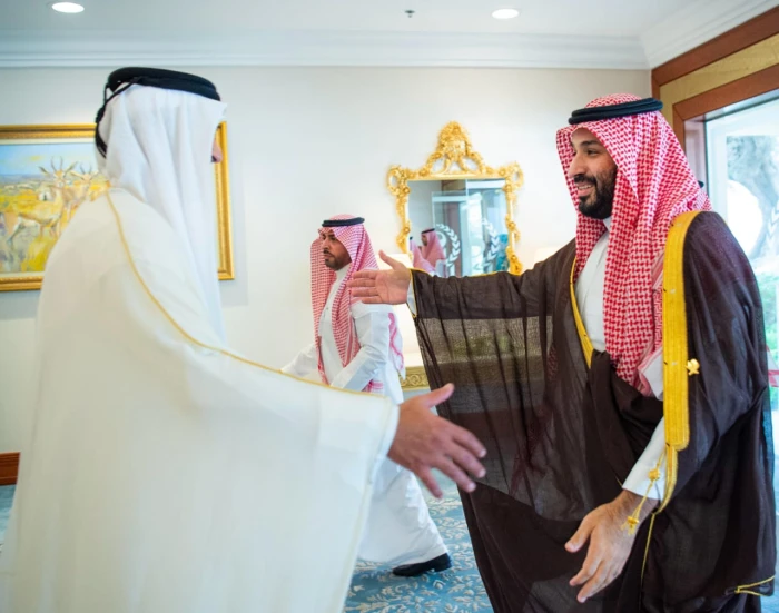 بالصور : ولي العهد يصل إلى الدوحة للمشاركة في  القمة العربية الإسلامية الطارئة