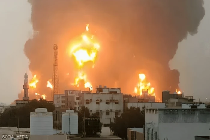 12 غارة استهدفت 3 أرصفة .. ضربات إسرائيلية على ميناء الحديدة في اليمن