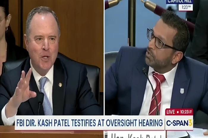 "أنت جبان ومهرج سياسي".. بالفيديو : مدير مكتب التحقيقات الفيدرالي يهاجم سيناتور ديمقراطي مناهض لترامب