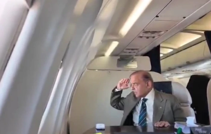 بعد دخوله أجواء المملكة.. بالفيديو: ردة فعل رئيس الوزراء الباكستاني بعدما رحب به قائد المقاتلة السعودية عبر اللاسلكي