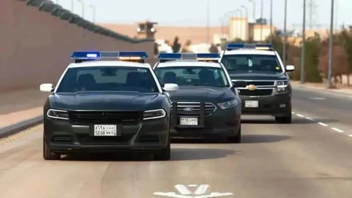 القبض على 3 وافدين يمارسون الدعارة داخل شقة في الباحة