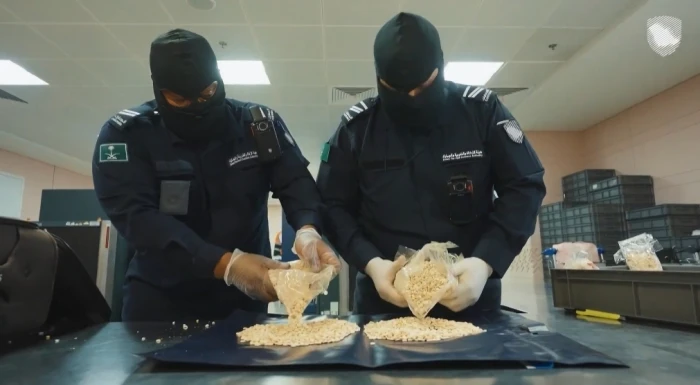 مُخبأة في مركبات وإرساليات.. بالفيديو: إحباط تهريب أكثر من 261 ألف حبة من مادة الإمفيتامين ونحو 10 كيلو شبو