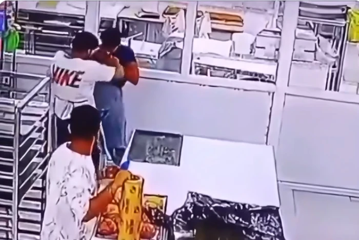 بالفيديو: لحظة مقتل شاب بطعنة سكين من زميله خلال مزاح بينهما داخل مخبز في العراق