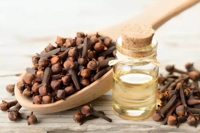 ماذا يحدث لجسمك عند تناول ماء القرنفل يوميًا؟