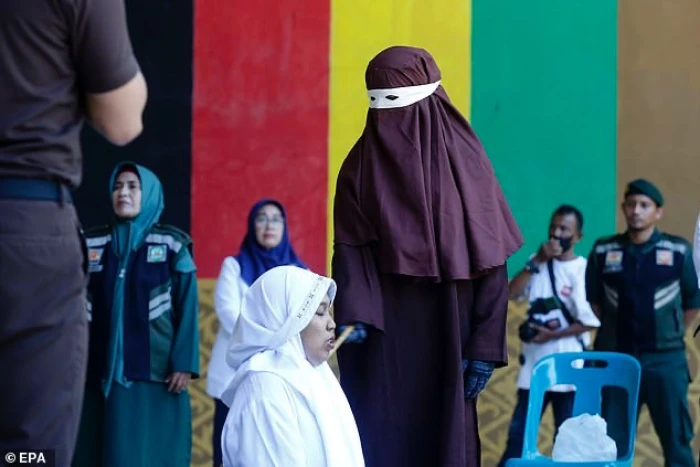 بالصور: جلد امرأة ورجل  بعد إدانتهما بجريمة الزنا في إندونيسيا