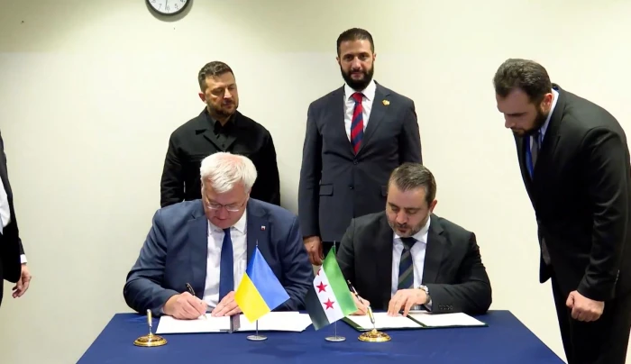 بحضور زيلينسكي والشرع..بالفيديو: أوكرانيا وسوريا توقعان عودة العلاقات الدبلوماسية بين البلدين في نيويورك