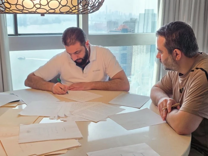 صورة للرئيس السوري "أحمد الشرع" وهو يكتب خطابه بيده الذي ألقاه أمام الجمعية العامة للأمم المتحدة