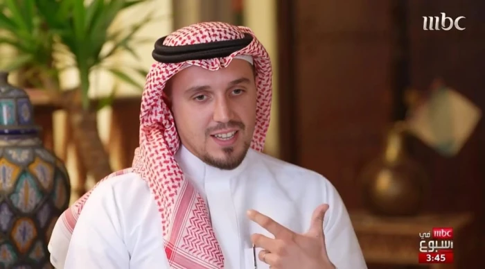 «لا أرى نفسي إلا هنا».. بالفيديو.. قصة إسباني مقيم في المملكة منذ 9 سنوات واعتنق الإسلام وتزوج عربية