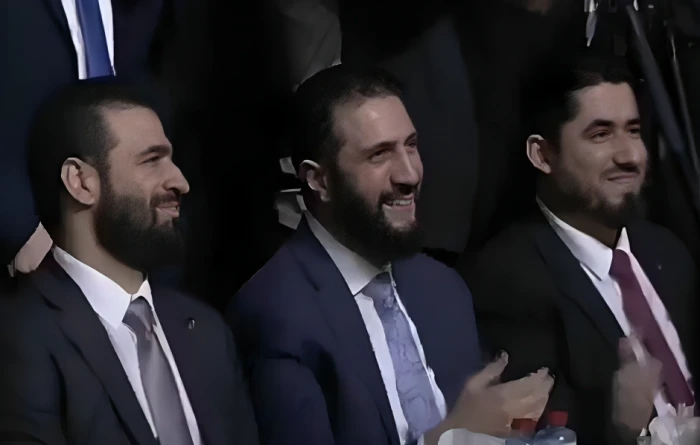 " أقوم أروح".. بالفيديو: ردة فعل الشرع  عندما مازحه مقدم  حفل "الوفاء لإدلب": "لن نستطيع جمع تبرعات في وجود الرئيس"