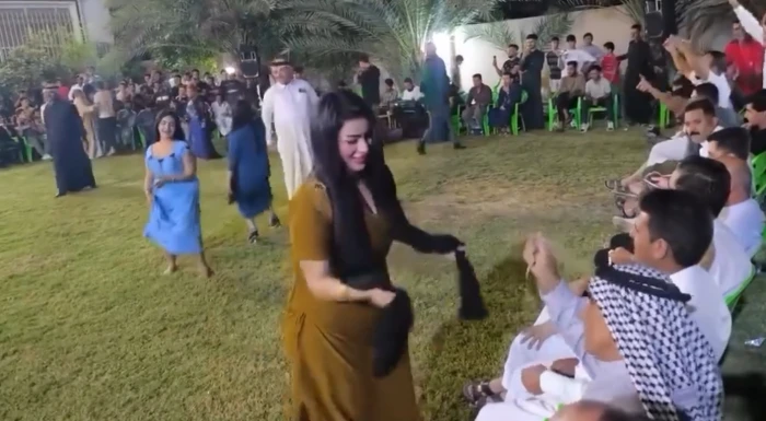 بـ"مشاركة نساء ورجال مسنين" .. احتفال جماهيري راقص يثير الجدل في العراق