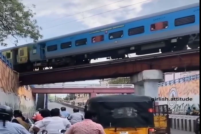 لسبب غريب.. بالفيديو: سائقو مركبات في الهند يتوقفون رغم خلو الطريق أمامهم لتجنب المرور تحت قطار يمر فوق الجسر