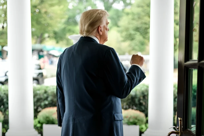 البيت الأبيض ينشر صورة لترامب.. ويعلق: "السلام من خلال القوة"