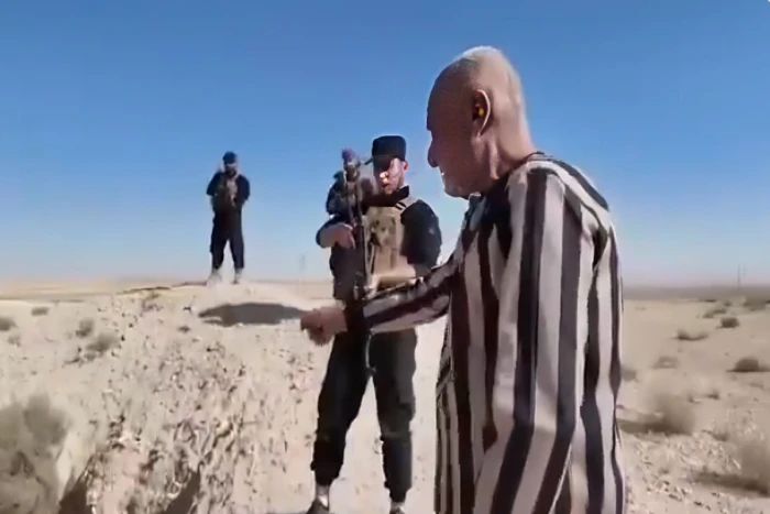 بالفيديو: شبيح تابع لنظام الأسد المخلوع  يقف أمام حفرة  ضخمة ويمثل الطريقة التي أعدم بها 6 سوريين