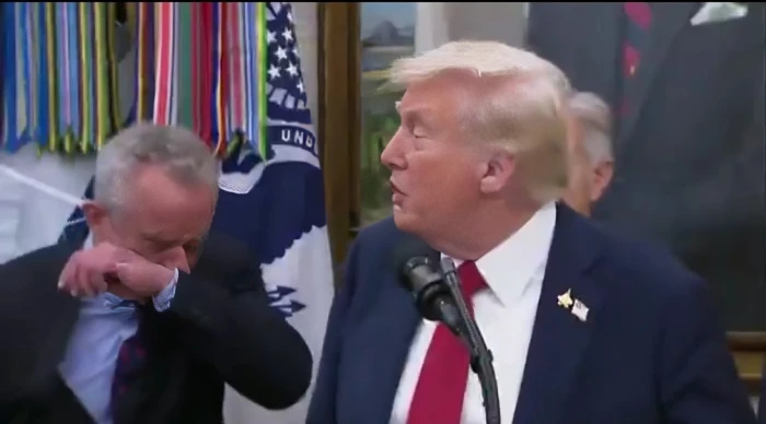 بالفيديو: عطسة وزير الصحة الأمريكي تثير سخرية "ترامب"