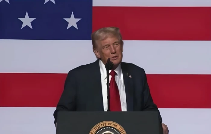 بالفيديو.. ترامب يسخر من أوباما: «لا أحترمه كرئيس.. كان ينزل الدرج راقصًا»