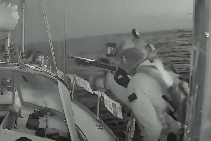 بالفيديو.. لحظة اقتحام  جنود إسرائيليين قوارب "أسطول الصمود" المتجه إلى غزة