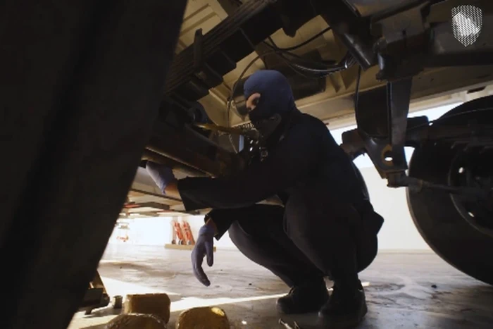 بالفيديو:  لحظة إحباط تهريب 19.2 كيلو شبو في منفذ الربع الخالي.. والكشف عن طريقة إخفائها