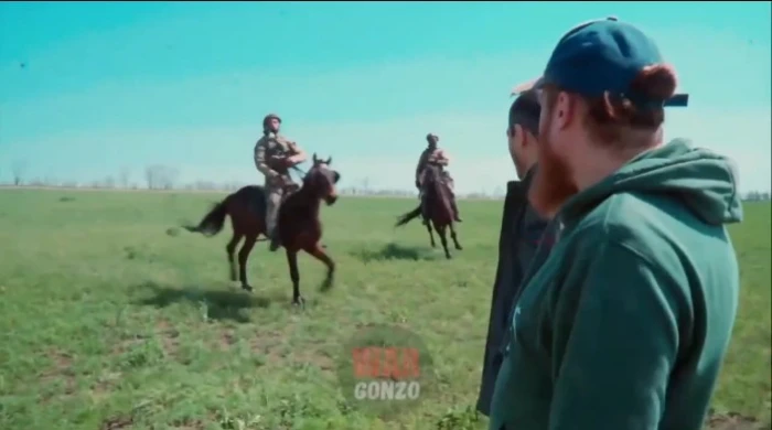 حل بدائي في حرب حديثة.. بالفيديو : روسيا تدرب وحدات هجومية على القتال على ظهور الخيل