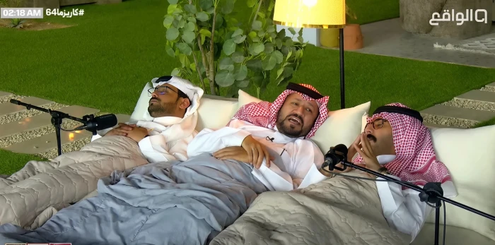 قناة الواقع تُثير الجدل بعد ظهور ضيوفها مستلقين على السرير أثناء لقاء تلفزيوني