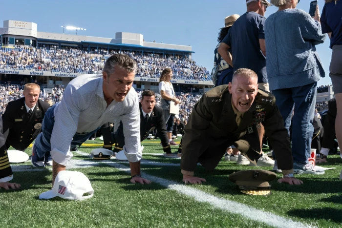 بالفيديو.. وزير الحرب الأمريكي يشارك ضباط البحرية الأمريكية لتحطيم رقم قياسي عالمي في تمارين الضغط