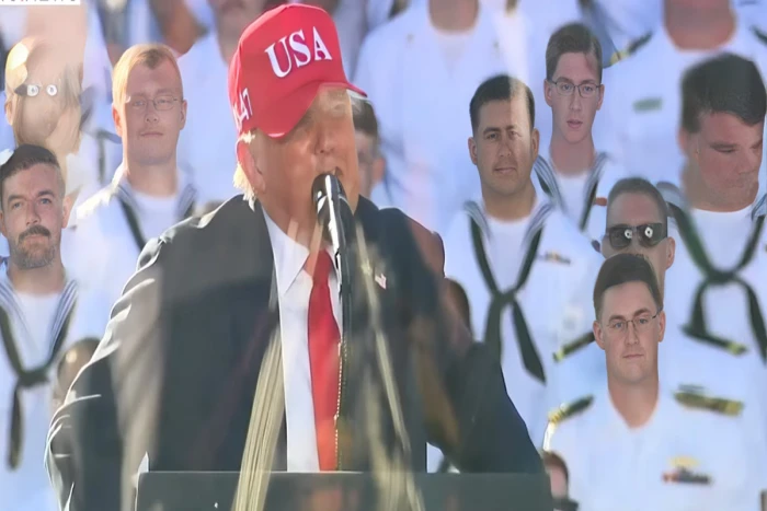 ترامب يحذر إيران من استئناف برنامجها النووي: "ستضرب دون تردد  بلا شك"