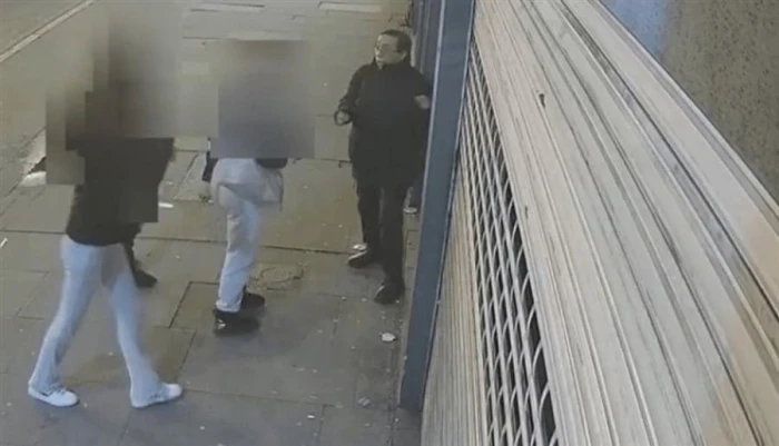 جريمة تهز لندن.. بالفيديو : ثلاث فتيات يقتلن مسنًا ويوثقن الجريمة بالصوت والصورة