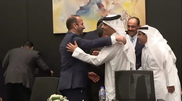 بالصور: مصافحة بين المفاوضين القطريين والإسرائيليين في شرم الشيخ  احتفالًا بنجاح  اتفاق غزة