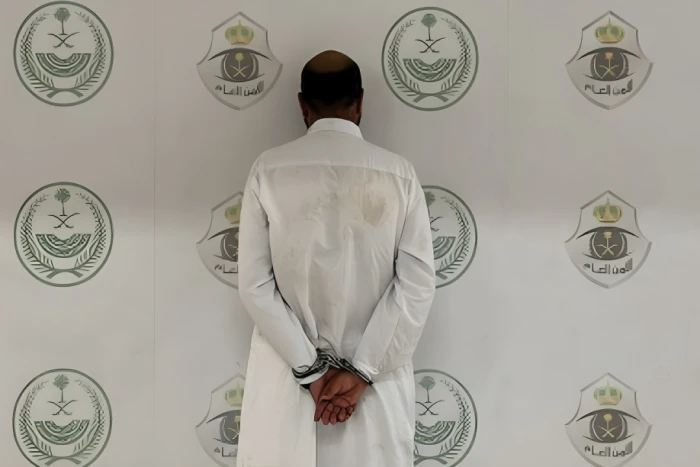 القبض والتشهير باسم مقيم لتحرشه بالنساء في مكة.. والكشف عن جنسيته - فيديو