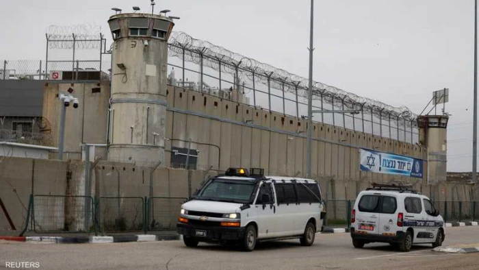 أول إجراء من إسرائيل لتنفيذ صفقة تبادل الأسرى.. والكشف عن عدد الفلسطينيين الذين سيتم الإفراج عنهم