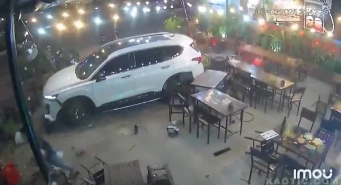 «رغم عدم وجود أي خلاف بين القاتل والقتيلة».. بالفيديو.. شاب يقتحم مطعمًا بسيارته ويقتل والدة مالكه!