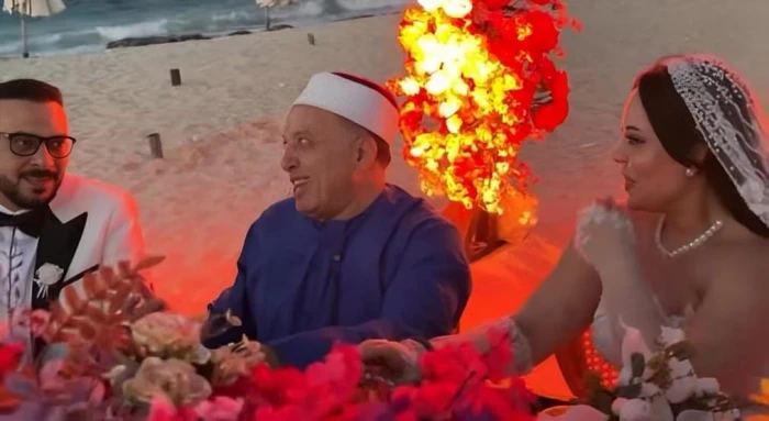 «العب يا لا».. بالفيديو.. مأذون مصري يمازح عروسين بطريقة مثيرة للجدل.. ويضع الكلابشات الحديدية في أيديهما