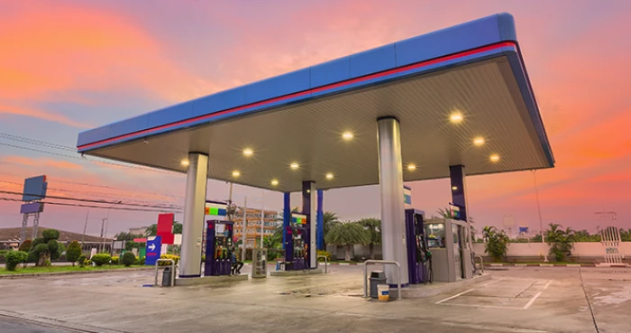 محطات الوقود الزرقاء المدرجة بالأسهم تفرض الدفع المسبق قبل تعبئة السيارات وتثير الجدل