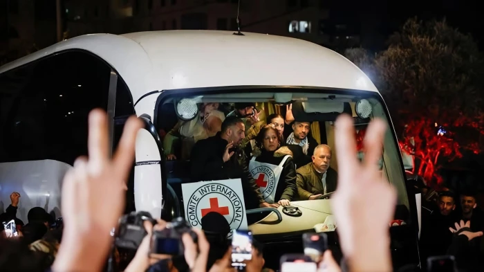 تسليم الأسرى بين إسرائيل وحماس.. تفاصيل صفقة التبادل المرتقبة