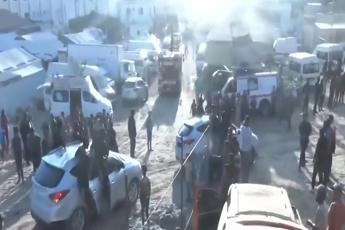 بالفيديو: حماس تظهر وهي تقود سياراتها مع المجموعة الأولى من الرهائن