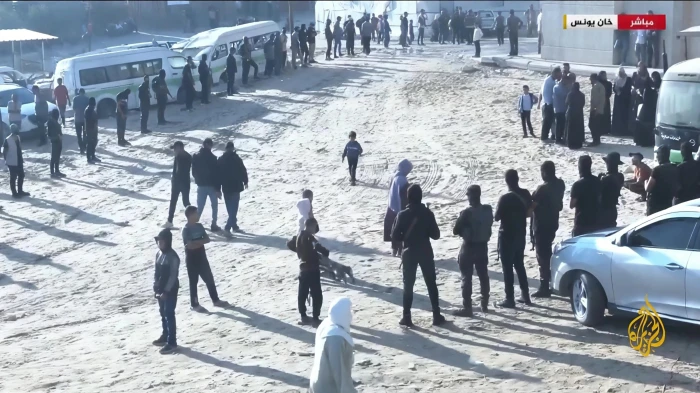 الصليب الأحمر يتسلم 7 من الأسرى الإسرائيليين المفرج عنهم – فيديو