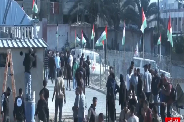 بالفيديو.. لحظة وصول مركبات الصليب الأحمر لاستلام  الدفعة الثانية من الرهائن الإسرائيليين في خان يونس