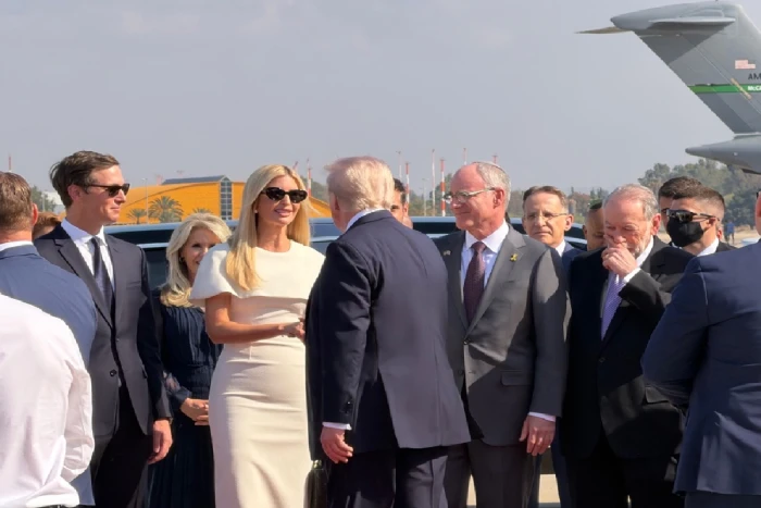 بالفيديو.. حديث جانبي بين ترامب وابنته إيفانكا  أثناء استقباله في مطار بن غوريون