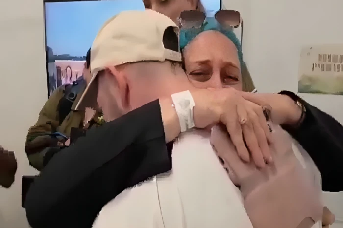 بالفيديو.. لحظة لقاء أسير إسرائيلي مع عائلته بعدما أفرجت عنه حماس