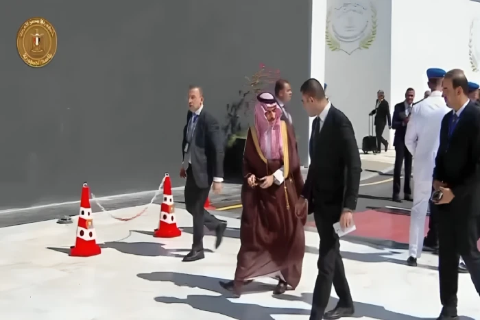 نيابةً عن ولي العهد.. بالفيديو: وزير الخارجية يصل إلى مصر لترؤس وفد المملكة المشارك في قمة شرم الشيخ للسلام
