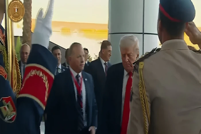 بالفيديو.. لحظة وصول ترامب إلى مقر انعقاد قمة شرم الشيخ