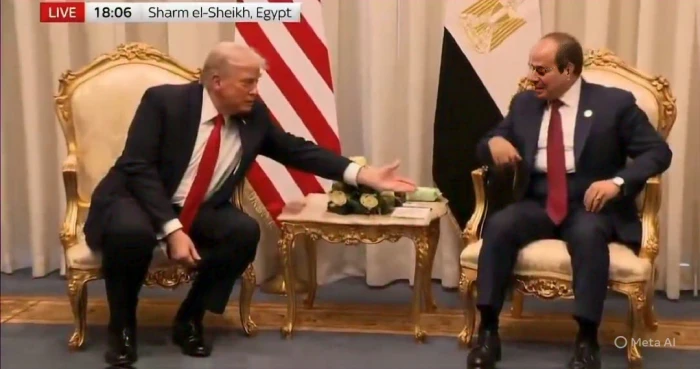 بالفيديو: ردة فعل السيسي بعدما مد ترامب يده ليصافحه دون أن يتنبه له