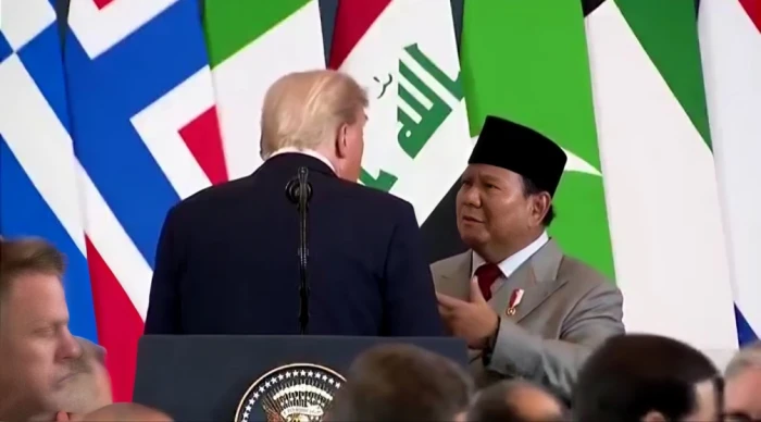 «هل يمكنني مقابلة إريك؟».. بالفيديو:ميكروفون مفتوح يفضح حديثًا جانبيًا بين ترامب ورئيس إندونيسيا في قمة شرم الشيخ