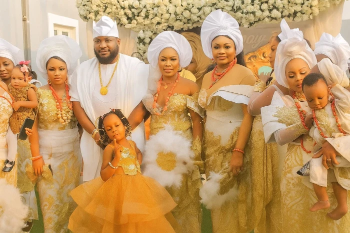 ‏بالفيديو: ملياردير نيجيري يتزوج للمرة الـ19 ويُلمّح إلى الزواج بالمرأة العشرين قريباً