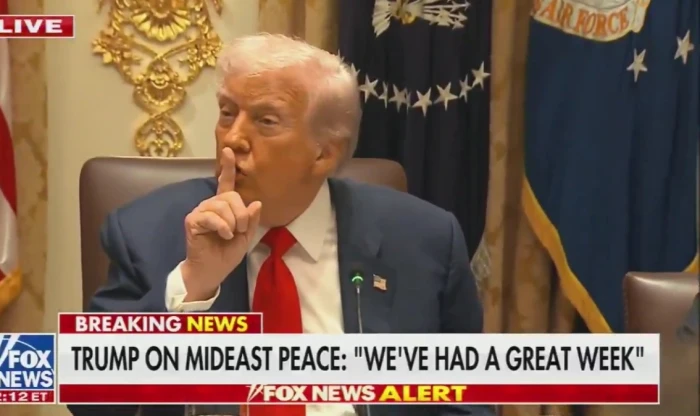 بالفيديو.. ردة فعل "ترامب" بعد طرح مراسلة صحفية سؤال عليه دون إذن