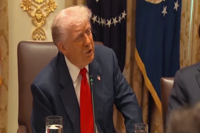 بالفيديو.. ترامب يسخر من سيقان بايدن أثناء ذهابه إلى الشاطئ