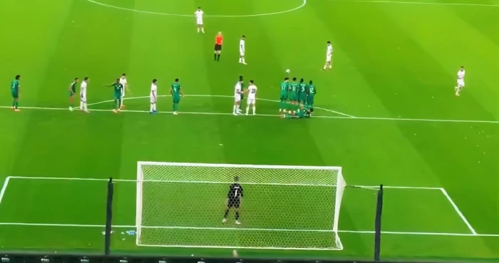 بالفيديو.. زاوية قريبة توثق لحظة تصدي "نواف العقيدي" لهدف عراقي محقق في مرمى المنتخب في الثواني الأخيرة