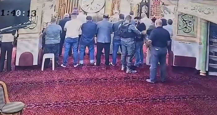 بالفيديو.. جندي إسرائيلي يقتحم مسجدًا في القدس بحذائه.. ويفحص هوية شاب أثناء صلاته