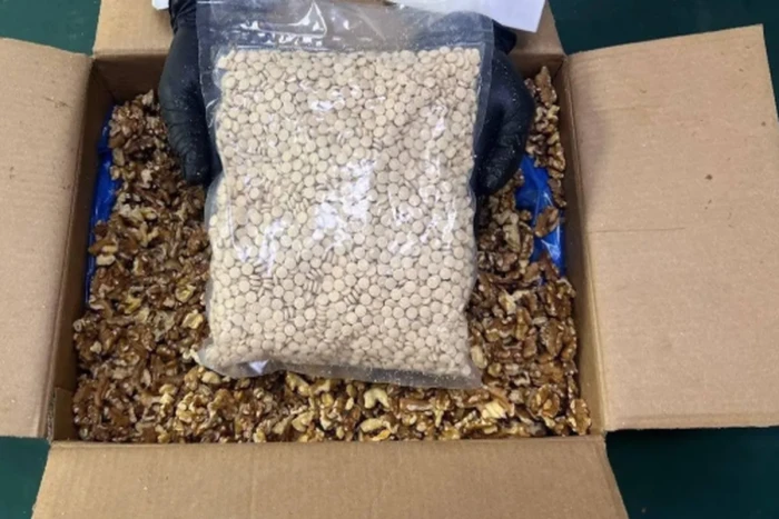 بالفيديو: لحظة ضبط أكثر من مليوني قرص من مادة الإمفيتامين المخدر بالرياض..  والقبض على مروجيها والكشف عن جنسياتهم