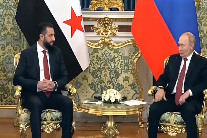 بالفيديو..تعليق الرئيس السوري أحمد الشرع خلال لقائه بوتين في الكرملين
