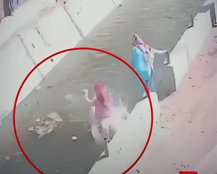 لا تجيد السباحة.. بالفيديو: أم مصرية تقفز في ترعة لإنقاذ طفلها من الغرق